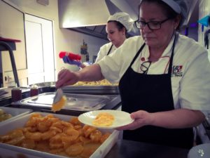 Cocineras en el comedor escolar del Colegio el Pinar de Málaga