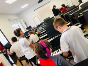 Alumnos tocando piano en la escuela de música del Colegio el Pinar en Málaga