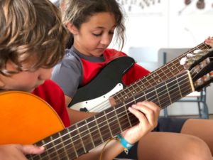 Alumnos tocando las guitarras en la escuela de música del Colegio el Pinar en Málaga