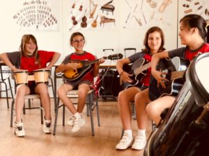 Alumnos tocando las guitarras tocando en grupo en la escuela de música del Colegio el Pinar en Málaga